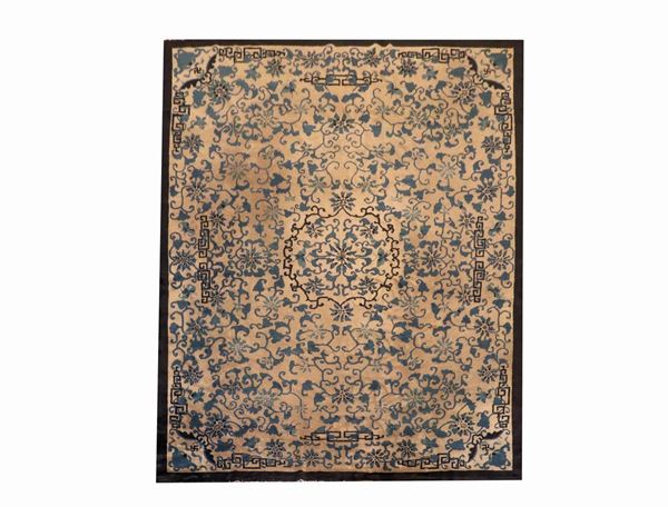Tappeto cinese a fondo avana e blu con decoro ad intrecci floreali orientali, m 3,48 x 2,73