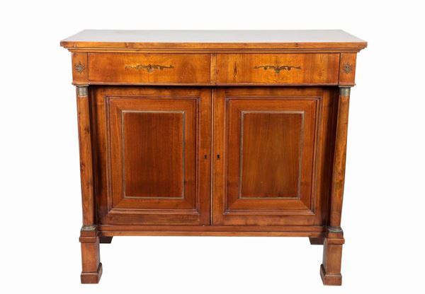 Credenza toscana di linea Impero in noce con intarsi in metallo dorato