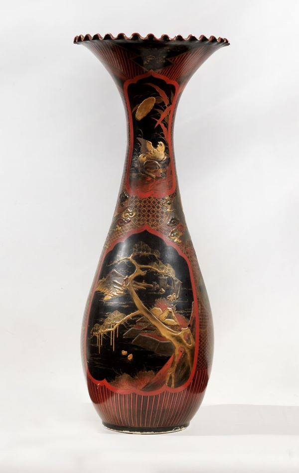 Japanese trumpet vase in red and black lacquered porcelain, with gilded decorations in relief of oriental landscapes and birds