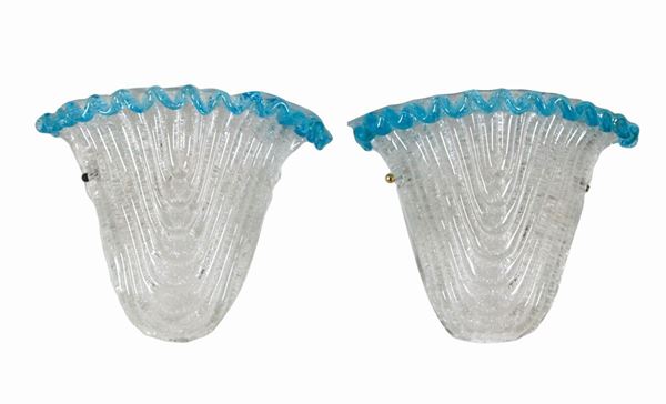 Coppia di appliques in cristallo e vetro soffiato di Murano a forma di fiore con bordi in azzurro