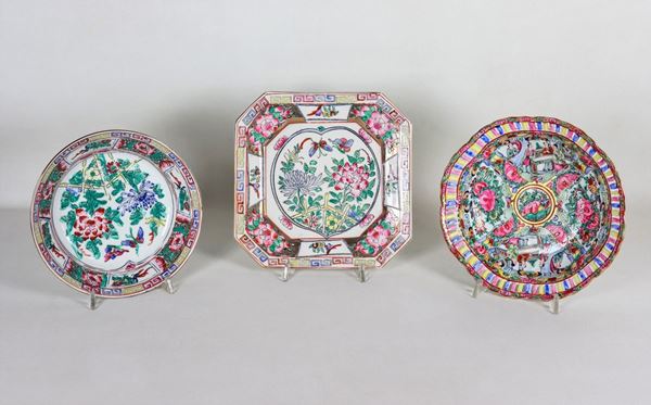 Lotto cinese di due ciotole e un piatto ottagonale in porcellana, con smalti policromi a rilievo a motivi di fiori orientali (3 pz)
