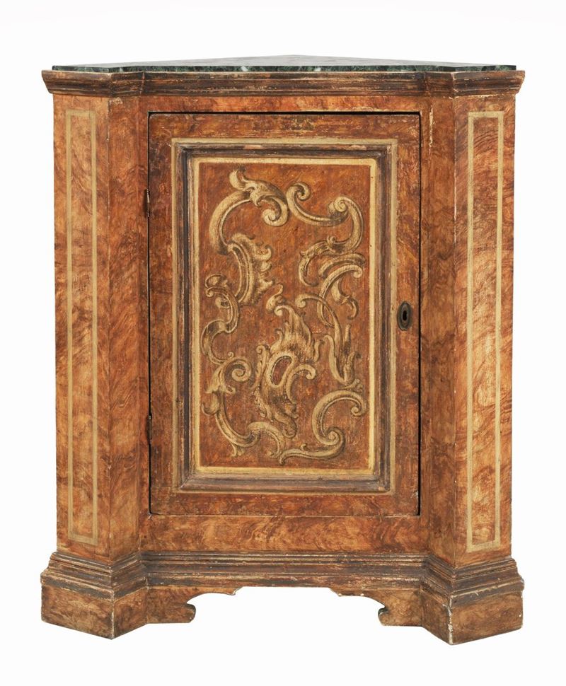 Cantonale marchigiano in legno decorato e dipinto a finto marmo con motivi di volute intrecciate,...