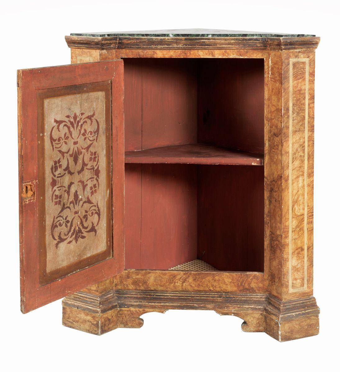 Cantonale marchigiano in legno decorato e dipinto a finto marmo con motivi di volute intrecciate,...