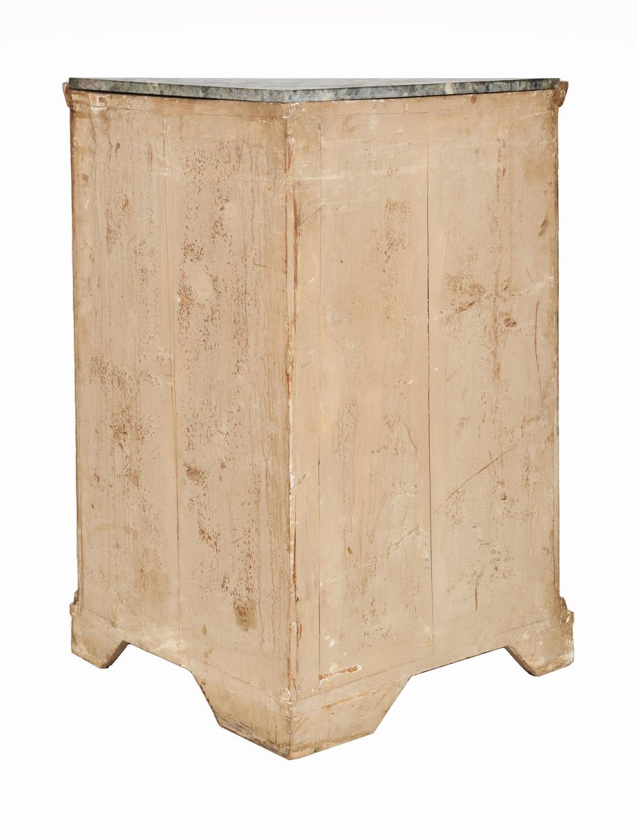 Cantonale marchigiano in legno decorato e dipinto a finto marmo con motivi di volute intrecciate,...