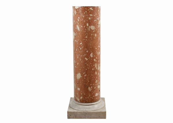 Colonna in marmo di breccia gialla con capitello quadrangolare in marmo bianco