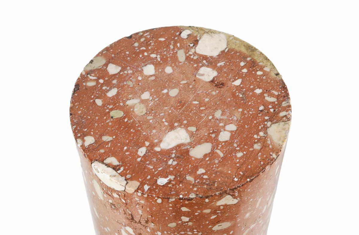 Colonna in marmo di breccia gialla con capitello quadrangolare in marmo bianco