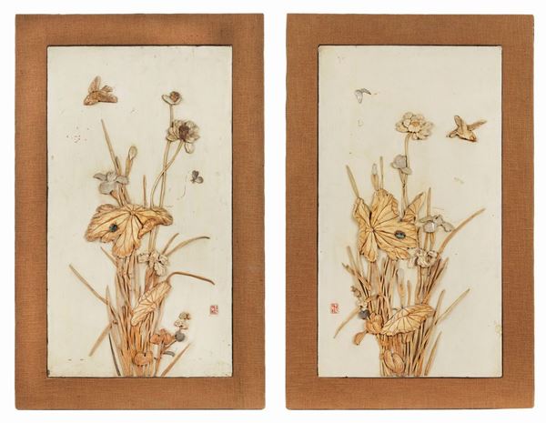 Coppia di pannelli cinesi in legno laccato avorio, con decorazioni intagliate a rilievo a motivi di fiori ed uccelli orientali. Firmati