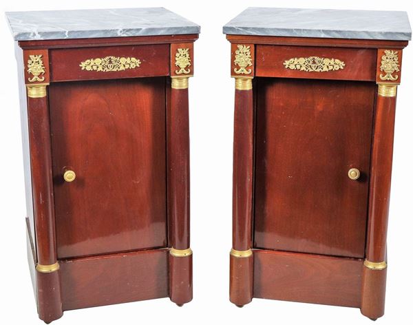 Pair of Empire Tuscan bedside tables in mahogany, with turned columns uprights, capitals and friezes in gilded and chiseled bronze with neoclassical motifs