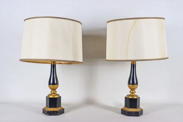 Coppia di lampade ottagonali di linea Impero in metallo brunito e dorato