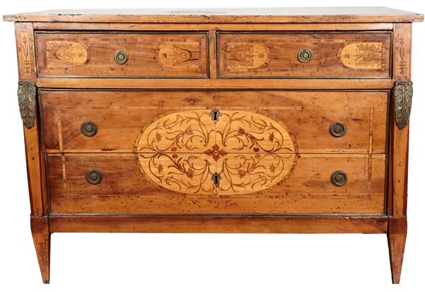 Antique Lombard-Venetian Louis XVI chest of drawers in walnut, with threads and rosettes with floral intertwining motifs