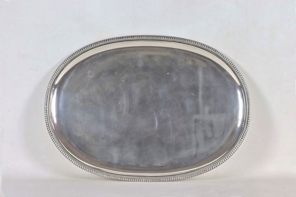 Grande vassoio ovale in argento con bordo cesellato e baccellato, gr. 2060