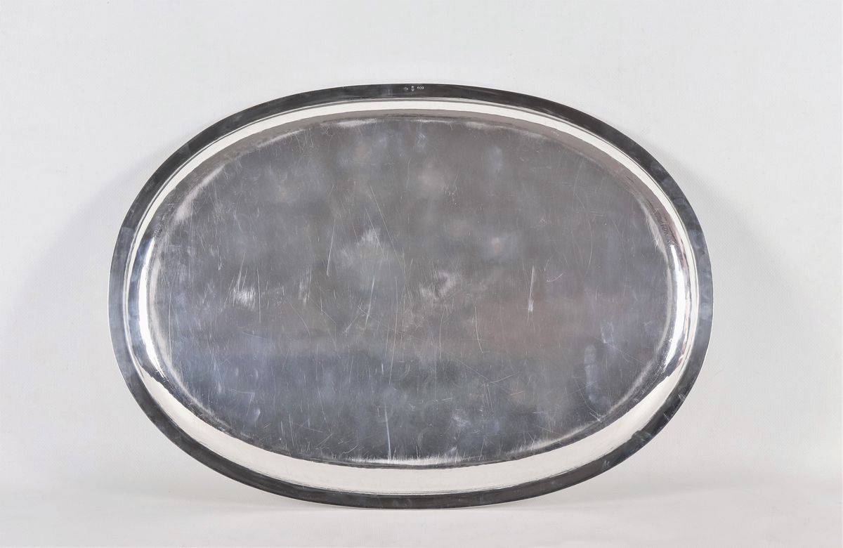 Grande vassoio ovale in argento con bordo cesellato e baccellato, gr. 2060