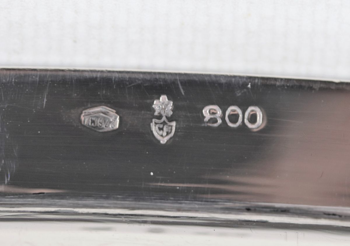 Grande vassoio ovale in argento con bordo cesellato e baccellato, gr. 2060