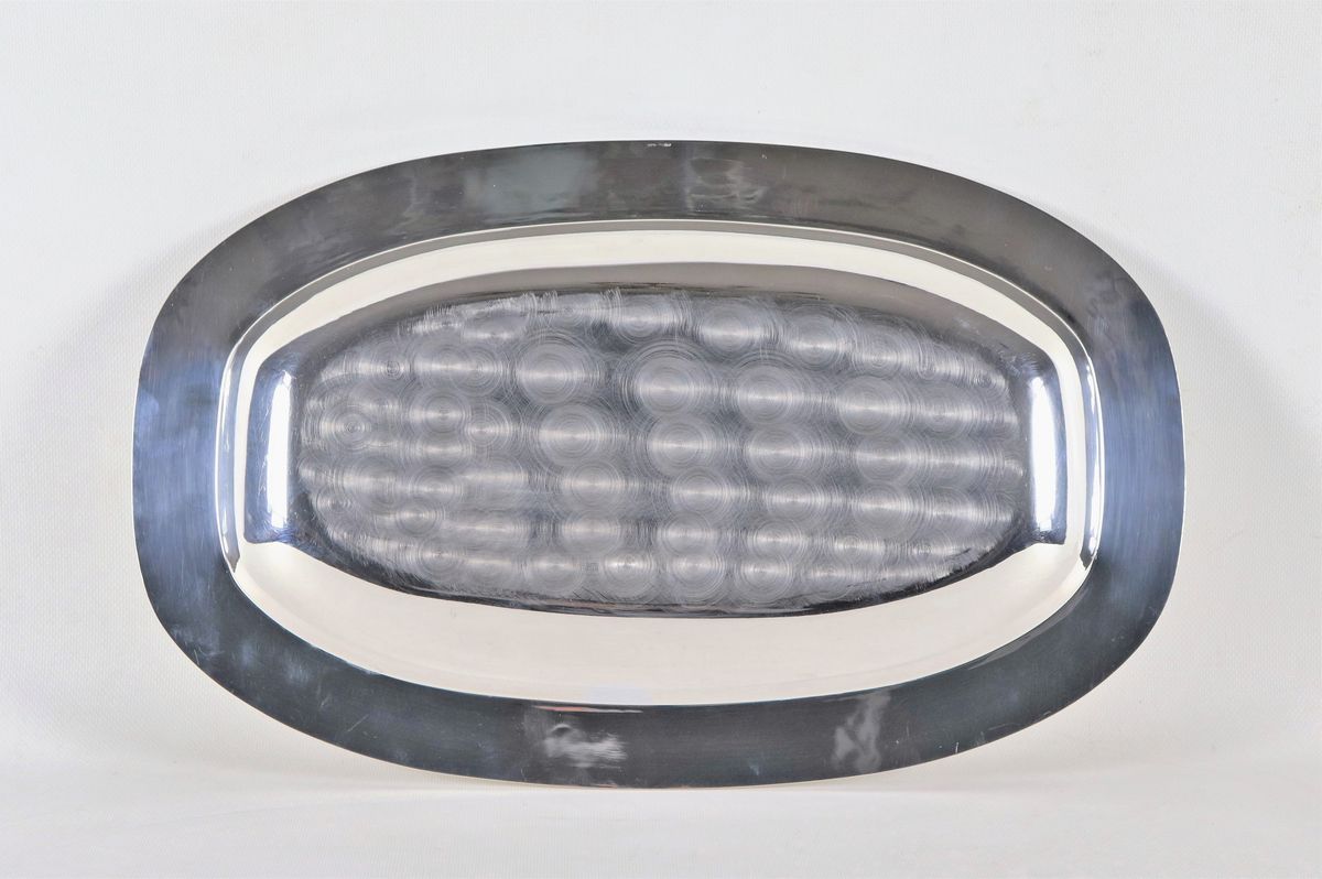 Vassoio ovale da portata in argento con bordo filettato, gr. 1140