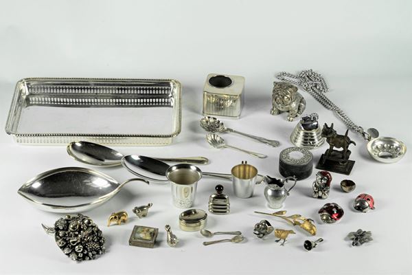 Lot in silver metal