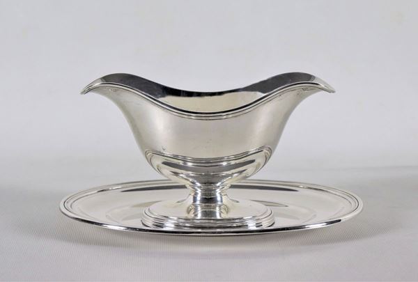 Silver "boat" gravy boat with chiseled profiles, gr. 545