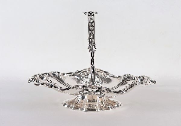 Cesto con manico in argento, Epoca Regina Vittoria, cesellato e sbalzato a volute floreali, gr. 610