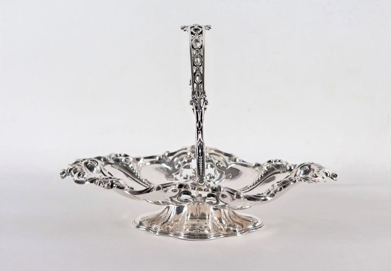Cesto con manico in argento, Epoca Regina Vittoria, cesellato e sbalzato a volute floreali, gr. 6...
