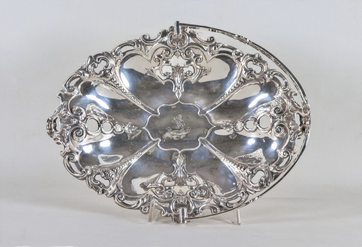 Cesto con manico in argento, Epoca Regina Vittoria, cesellato e sbalzato a volute floreali, gr. 6...