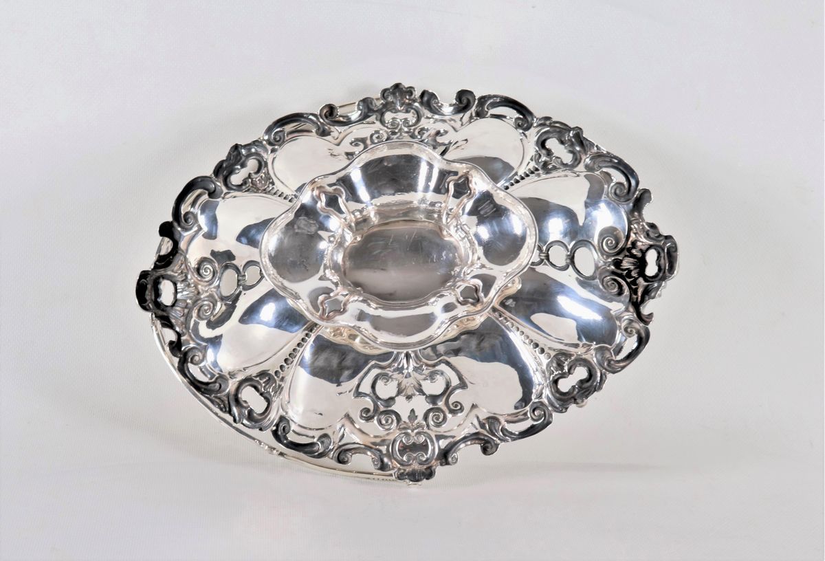 Cesto con manico in argento, Epoca Regina Vittoria, cesellato e sbalzato a volute floreali, gr. 6...
