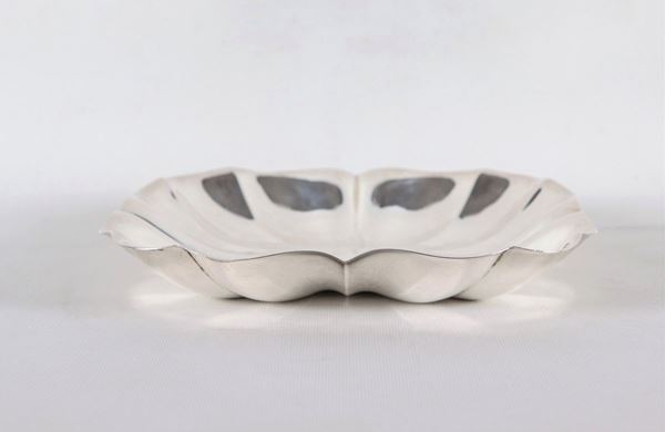 Square silver fruit bowl with embossed and arched edge, gr. 410