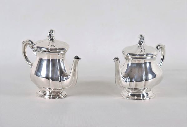 Lot of two small coffee pots in chiseled and embossed silver, gr. 410