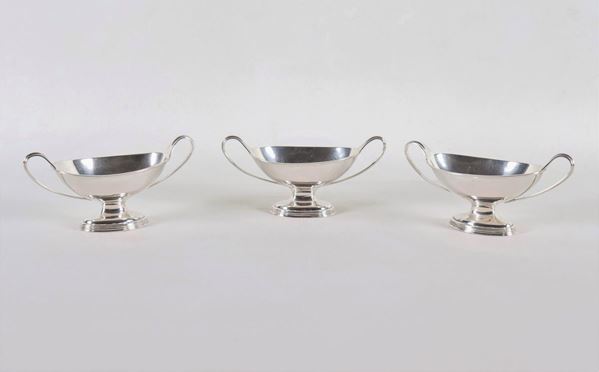 Lot of three silver salt cellars in the shape of an amphora with two handles, gr. 270