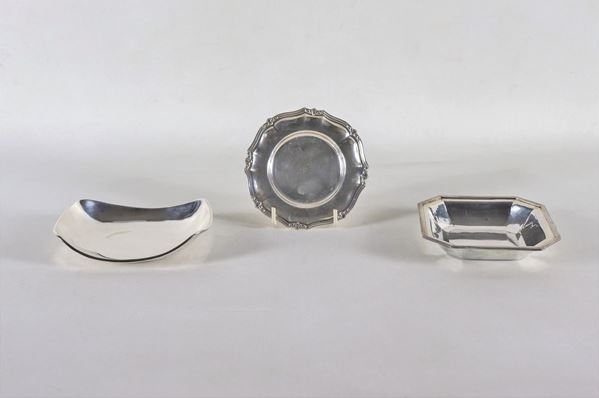 Lot in chiseled and embossed silver of two bowls and a saucer, (3 pcs) gr. 345