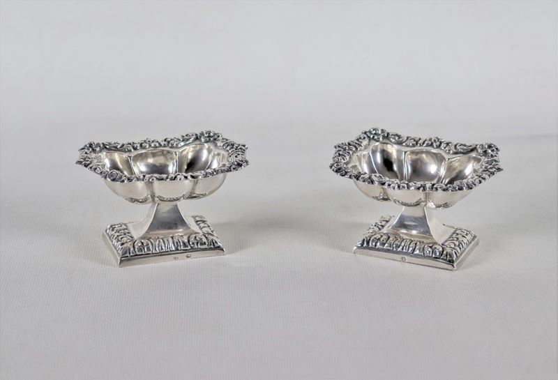 Coppia di saliere in argento cesellate e sbalzate a motivi Luigi XV, gr. 200