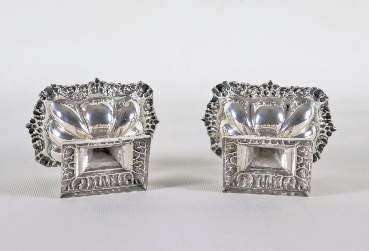 Coppia di saliere in argento cesellate e sbalzate a motivi Luigi XV, gr. 200