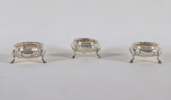 Lotto di tre saliere in argento cesellato e sbalzato, Epoca Regina Vittoria, sorrette da tre piedini leonini, gr. 200