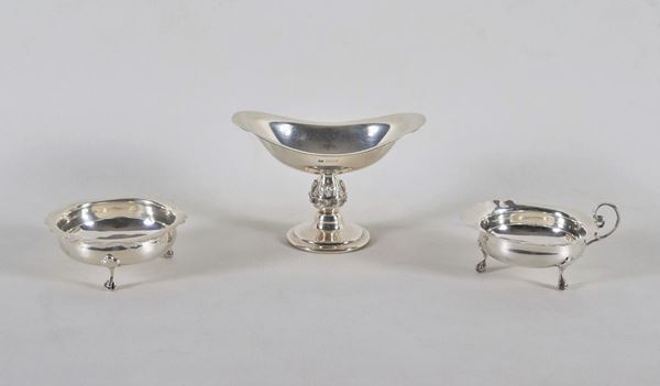 English silver lot of a cream jug, a round salt shaker and a "boat" sauces holder, (3 pcs) gr. 290