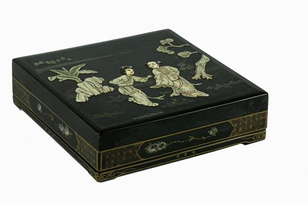 Japanese box in black lacquer