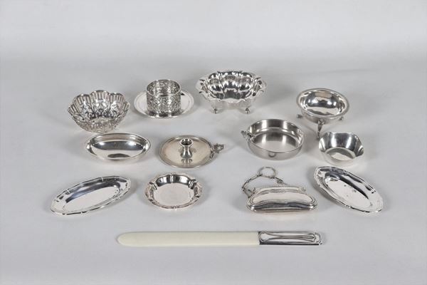 Lot in chiseled and embossed silver, (13 pcs) gr. 500