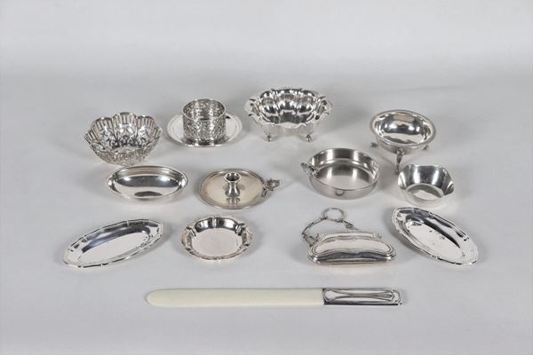 Lotto in argento cesellato e sbalzato, (13 pz) gr. 500