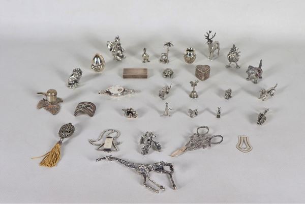 Lot in chiseled and embossed silver, gr. 590