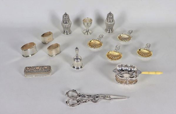 Lot in chiseled and embossed silver, (14 pcs) gr. 700