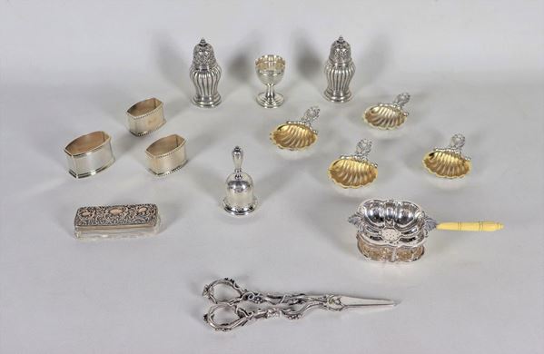 Lotto in argento cesellato e sbalzato, (14 pz) gr. 700