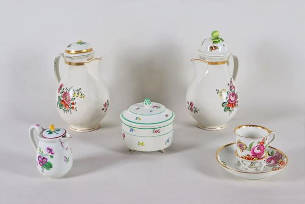 Antique lot in Old Vienna porcelain, with polychrome decorations with bunches of flowers and pure gold highlights (5pcs)