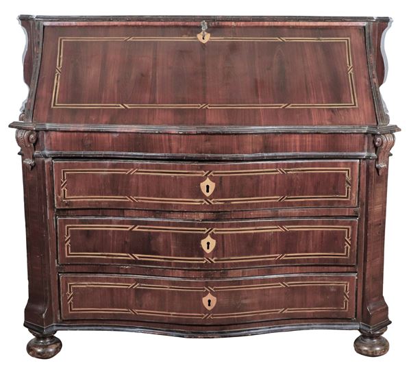 Antique Louis XV Marche flap in walnut, curved shape, with notched sides and inlaid with geometric squares