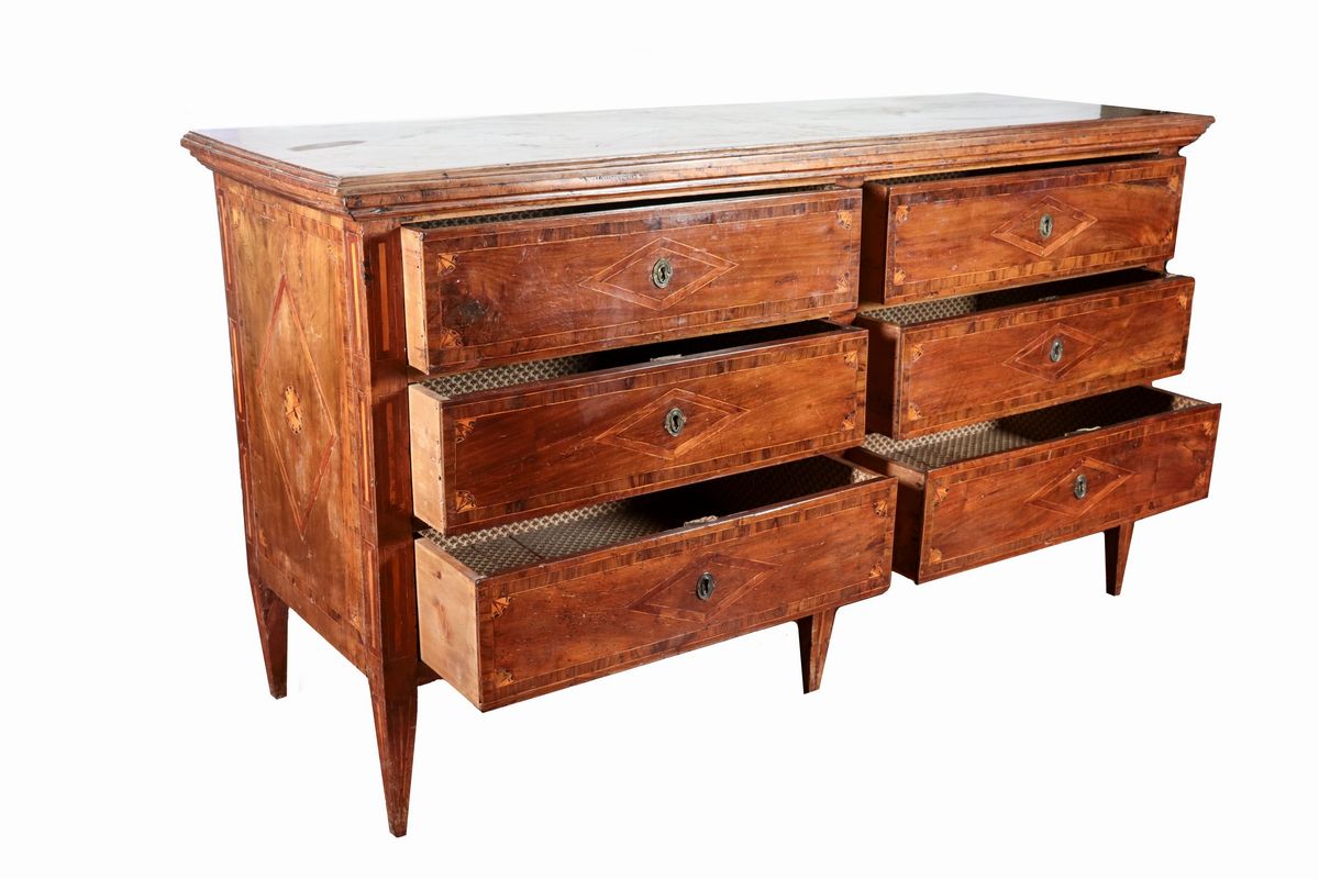 Antico grande cassettone napoletano Luigi XVI, in noce, ulivo e legno satinato con intarsi a romb...