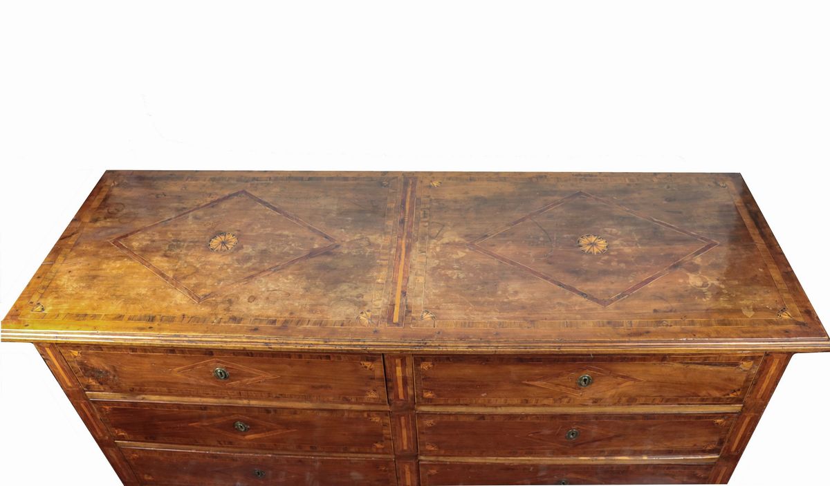 Antico grande cassettone napoletano Luigi XVI, in noce, ulivo e legno satinato con intarsi a romb...