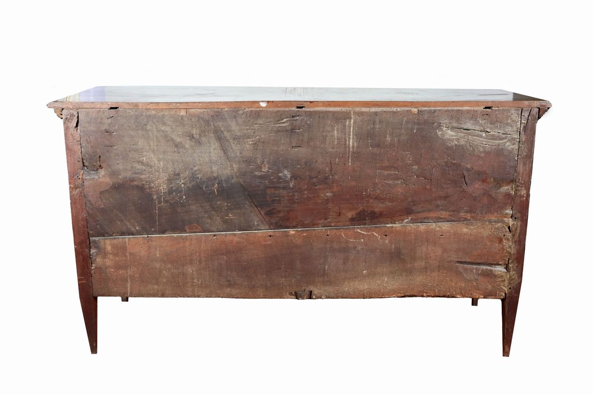 Antico grande cassettone napoletano Luigi XVI, in noce, ulivo e legno satinato con intarsi a romb...