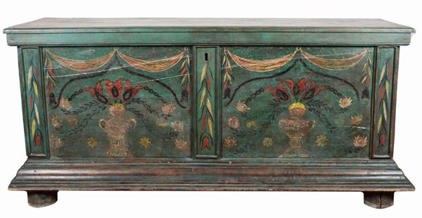 Cassa nuziale altoatesina in legno laccato verde, con decorazioni policrome dipinte di fiori, drappi e vasi