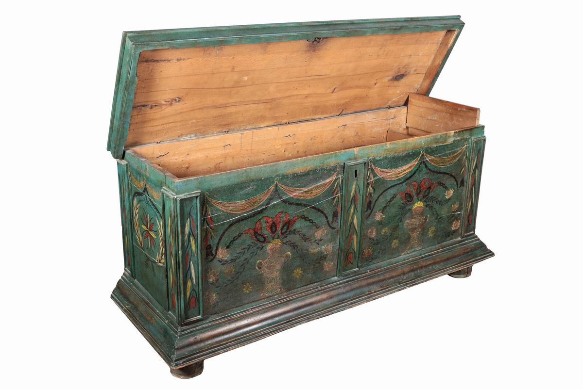 Cassa nuziale altoatesina in legno laccato verde, con decorazioni policrome dipinte di fiori, dra...