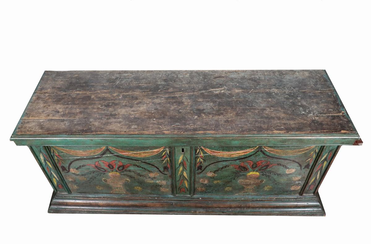 Cassa nuziale altoatesina in legno laccato verde, con decorazioni policrome dipinte di fiori, dra...