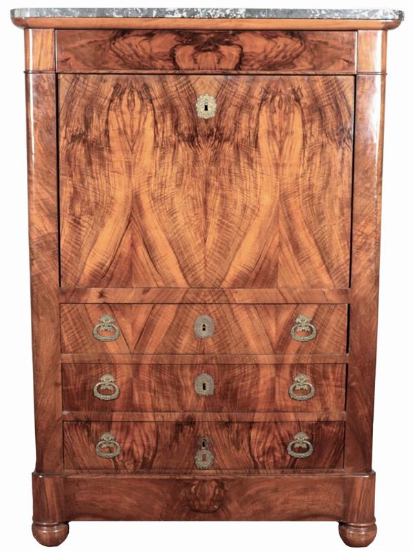 Antico secretaire toscano Impero in noce e radica di noce, con calatoia formante scrittoio e tiretti all'interno, tre tiretti sottostanti con maniglie e bocchette in bronzo dorato e cesellato e piano in marmo