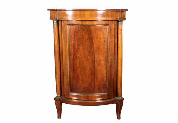 Antique Empire corner cabinet in walnut, with central door and uprights with neoclassical columns with gilt bronze capitals