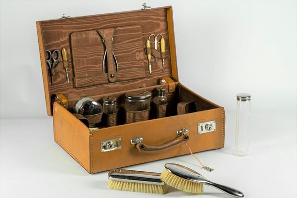 Travel set for dressing table in silver metal and glass