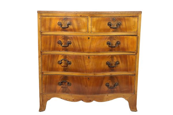English chest of drawers Edward VII period in mahogany and mahogany feather, slightly arched shape with five pullers